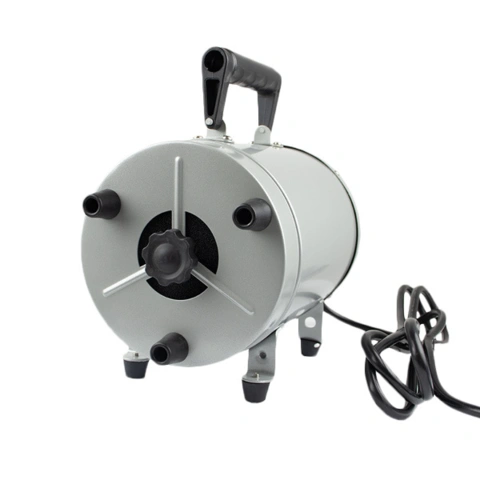 Aeolian Blower fra bagsiden. Står solidt på vibrationsdæmpende gummifødder.