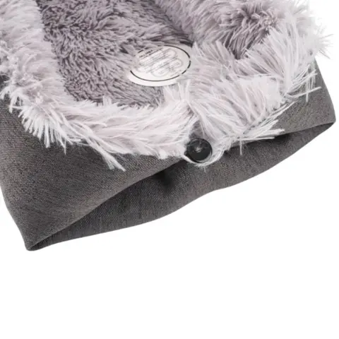 Sød hundeseng der lukkes med en knap. I blødt plys på den ene side og glat polyester på den anden.