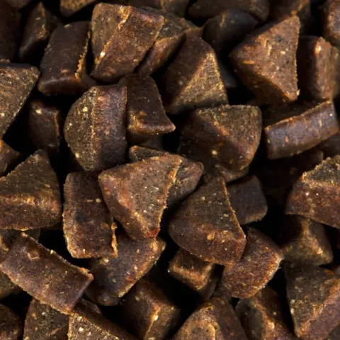 Forkæl din hund med Brit Functional Snack Antiparasitic Salmon & Chamomile – funktionelle hundegodbidder med laks og kamille