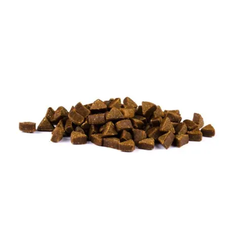 Brit Functional Snack Antiparasitic Salmon & Chamomile er velsmagende hundesnacks med udvalgte ingredienser til voksne hunde