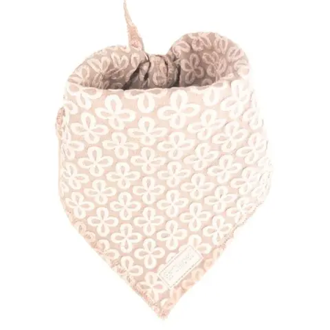 Et elegant sandfarvet hundebandana med broderede blomster.