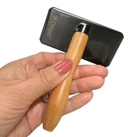 Ollipet Professional Slicker Brush er velegnet til udredning af pelsen på kroppen