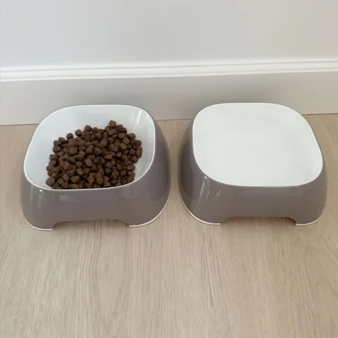 Mad- og vandskål til hunde i flot khaki farve