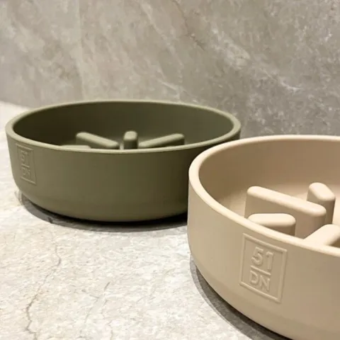 Slowfeeder design udfordrer din hund og forlænger måltidet – perfekt mod hurtig spisning