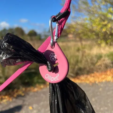 Pølleposeholder i en flot sweet cherry, så du kan matche på din gåtur