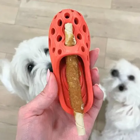 Lækkert tyggeben som sættes fast i hundelegetøjet. En populær snack for de fleste hunde