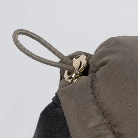 Elegant hundejakke med flotte gulddetaljer