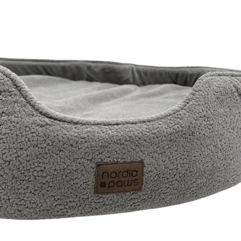Nordic Paws Sofus Hundeseng er fremstillet i blødt teddy-materiale