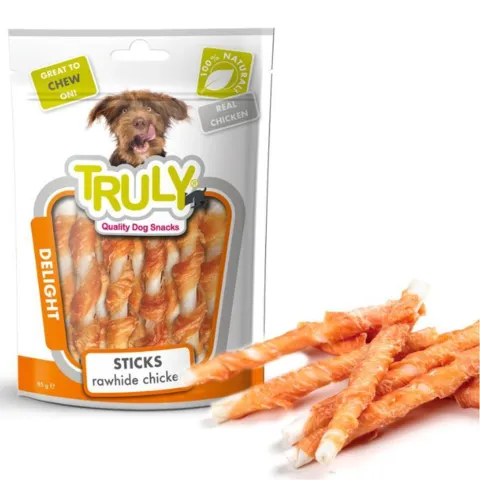 Pose med Truly Sticks Rawhide Chicken hundegodbidder i snoede tyggepinde
