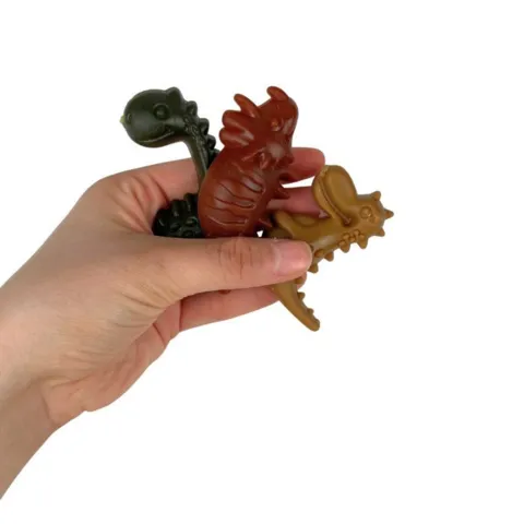 Vegetar Snack Dino hundesnacks i flere varianter vist i hånd