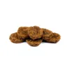 Brit Meaty Jerky Rabbit Meaty Coins er bløde og kødfulde hundesnacks med kanin, beriget med blåbær og perfekte til belønning