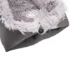 Sød hundeseng der lukkes med en knap. I blødt plys på den ene side og glat polyester på den anden.