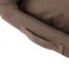En hundekurv med håndtag foran, som gør den let at flytte rundt på og nem at have med under armen.