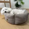 Den flotte Grå Ollipet six stars hundeseng med søde Sally (Coton 
De Tulear) der ligger og sover i str 50 x 50 cm
