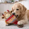 Hund leger med Companion plysdyr kvæg med integreret TPR tyggering