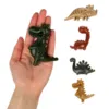 egetar dino hundesnack medium i hånden med assorterede varianter